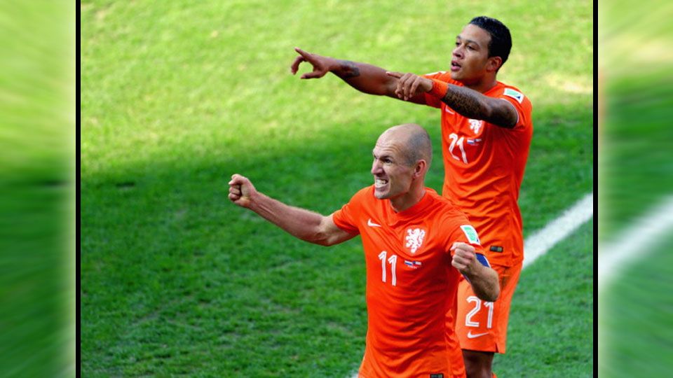 Memphis Depay dan Arjen Robben pada laga antara Belanda dan Chile (23/06/14) Copyright: © The Asahi Shimbun/Getty Images